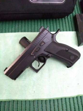 Hola compañeros
hace poco adquiri a un colega del foro una pistola de la marca suiza Sphinx AT2000 teniendo 130