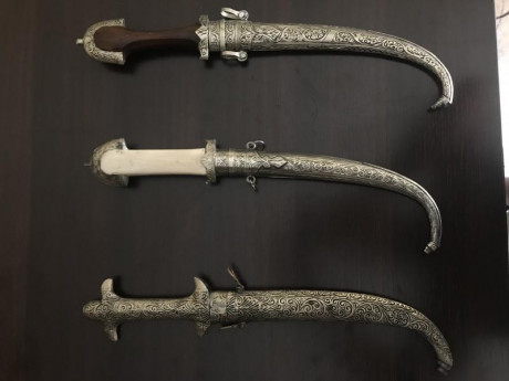 Vendo estas dagas artesanales compradas hace muchos años en el mercado de Fez. 
100 Euros las tres. 02