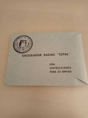 Calculador de radiación RADIAC, usado en protección civil
La cartera de cartón muestra señales de uso, 01