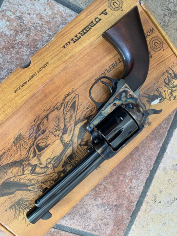 Vendo este Uberti, réplica del Colt SAA (1873), de 5"1/2 pulgadas, calibre 45 Long Colt.
A penas 01