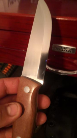 Se vende cuchillo en acero elmax de Alberto Castro medidas de la hoja 9'5 cm y un grosor de 4 mm está 00