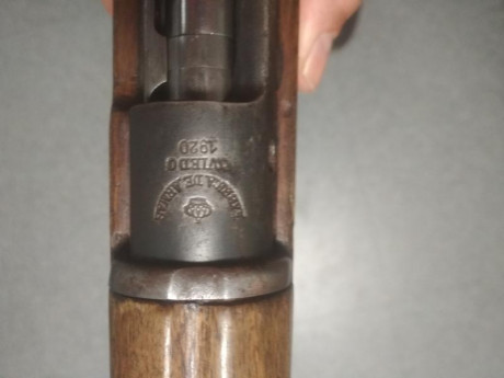 Vendo fusil máuser guiado, fabricado en Oviedo en 1920, con su grabado original de época. Tiene 100 años. 01