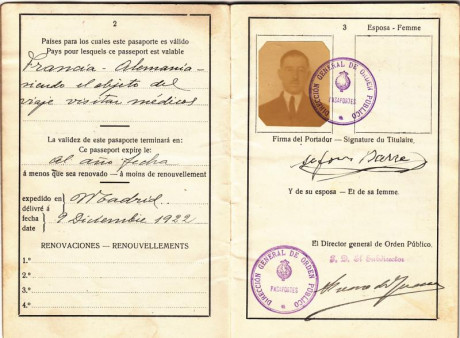  EN RECUERDO Y HOMENAJE A LOS QUE YA NO ESTÁN. 

Si pones en  GOOGLE   PASAPORTES EN LA MEMORIA  da igual 22