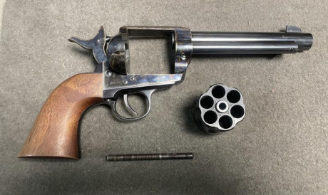 Pongo a la venta estos dos revolveres
Pietta en 45lc cañon 5,5” Pavón negro y cachas de madera, guiado 01
