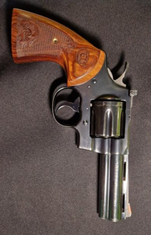  NUEVA REBAJA.  Vendo revolver Colt Python calibre .357 Magnum de 4”. 
El revolver esta guiado en F. en 00