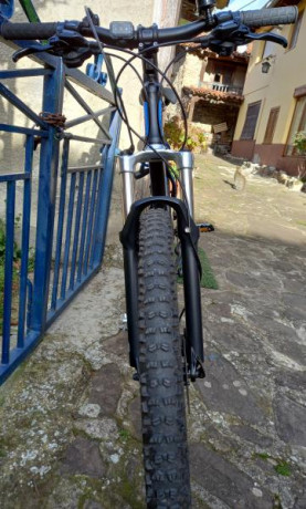 Bicicleta de montaña Minali, cuadro aluminio,cambios shimano deore , frenos de disco shimano , suspensión 40
