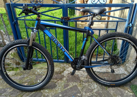 Bicicleta de montaña Minali, cuadro aluminio,cambios shimano deore , frenos de disco shimano , suspensión 00
