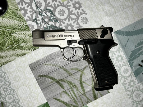 Vendo pistola Walther p88 compact  nikel  de FOGUEO con una caja de balas 9mm pak.  La compré para enseñar 00