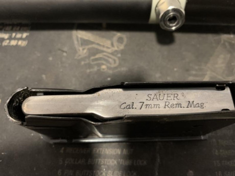 Olvidado en el armero, he encontrado un cargador de Sauer 3 balas calibre 7 mm Rem. Mag. Está en perfecto 02