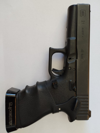 Se vende glock 21 .45 acp en perfecto estado, con muchas piezas extra y 8 cargadores. 620€, tasas y envíos 10