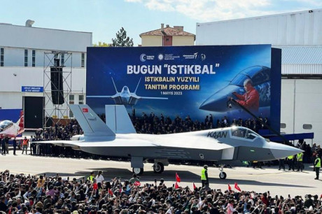 Turquia quiere un portaaviones, sera una versión actualizada del JCI/TCG Anadolu para portar:

Cazas ligeros 00