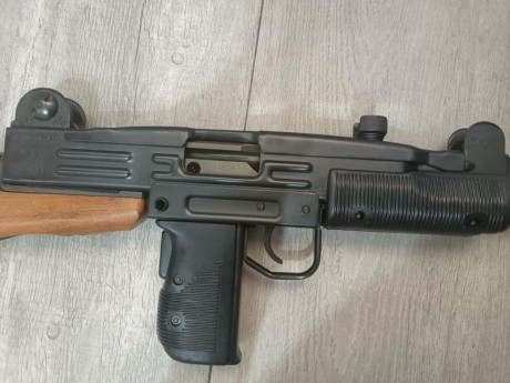 Hola vendo Uzi 45 acp como nueva. Solo ha realizado 10 Disparos. Lleva su cargador original como tres 01