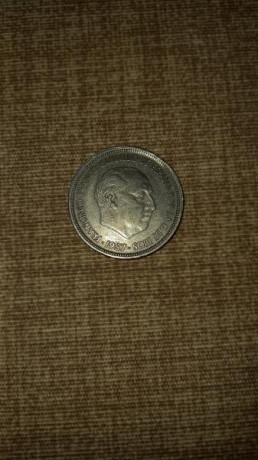Vendo moneda de 50 pesetas de franco,  canto una grande libre, de 1957 estrella 58 . Con defecto de troquelaje 00