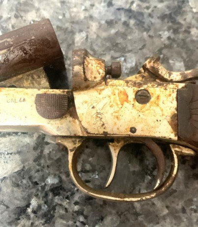 Hola, buenos tardes a todos, un amigo se ha encontrado en un fondo de baúl de su padre esta pistola de 20