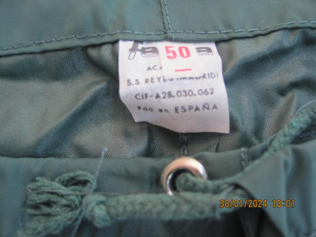 Hola.
 
Al no utilizar pongo a la venta varias prendas de caza ..

-- Chubasquero/Impermeable mimetizado, 41