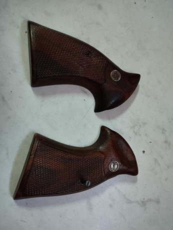Se vende cachas originales para revolver Astra/Llama en madera de nogal natural, incluye el tornillo de 01