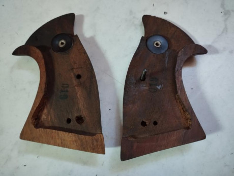 Se vende cachas originales para revolver Astra/Llama en madera de nogal natural, incluye el tornillo de 00