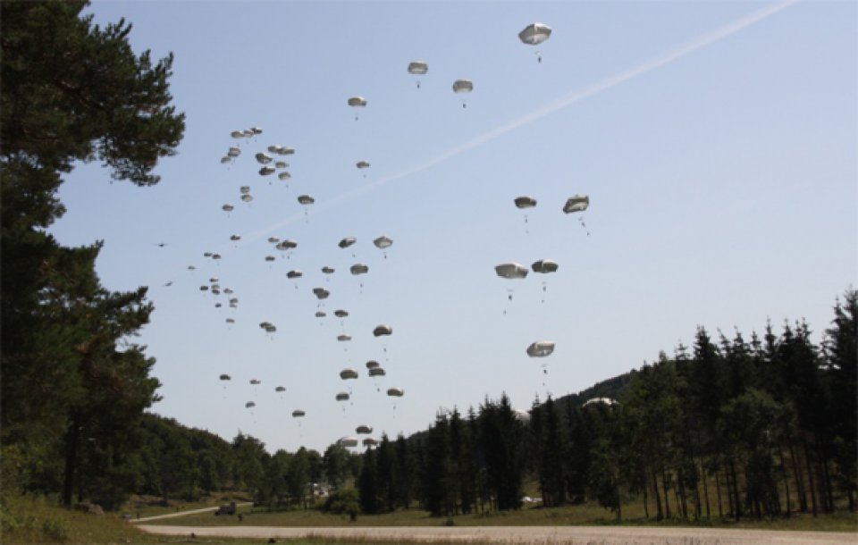 imagen de El Ejército español participa en el mayor ejercicio paracaidista desarrollado en Europa desde el fin de la Guerra Fría