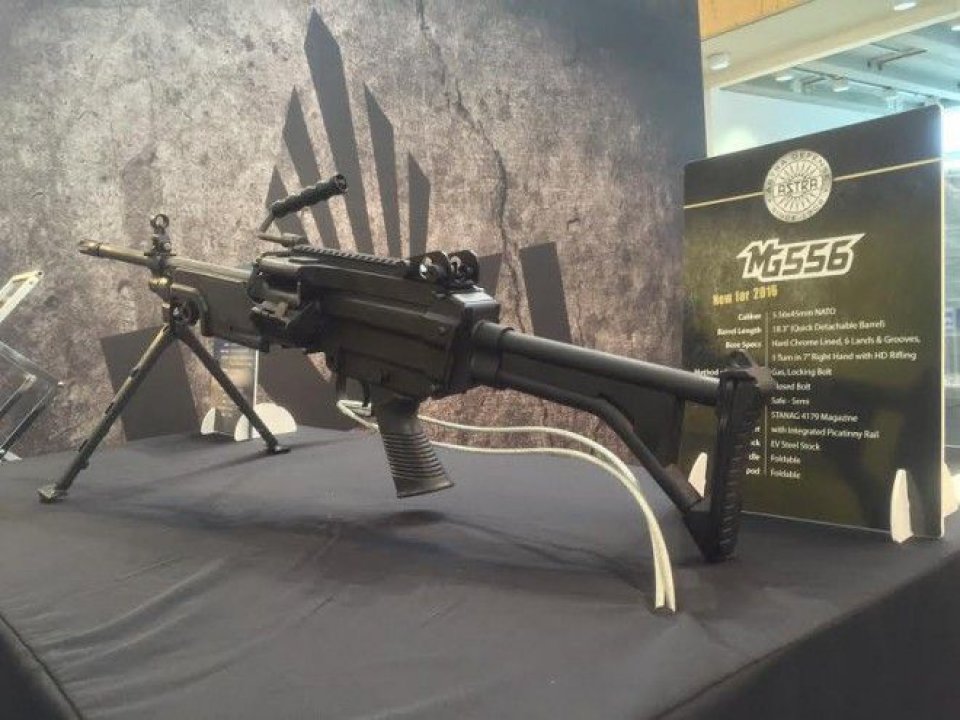 imagen de Astra aparece en la IWA presentando el rifle MG556