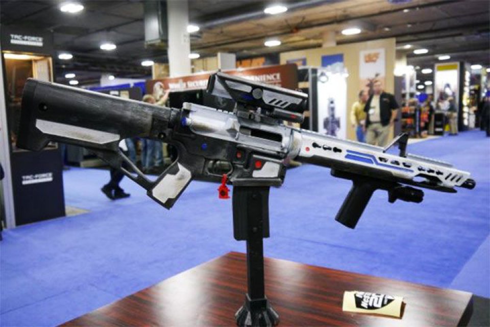 imagen de BlastAR de VISM: viste tu AR-15 de fusil láser