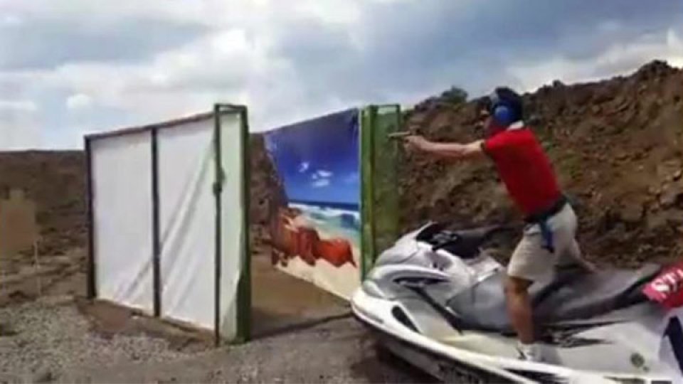 imagen de [Vídeo] Manny Pacquiao disparando en una moto de agua durante el USPSA