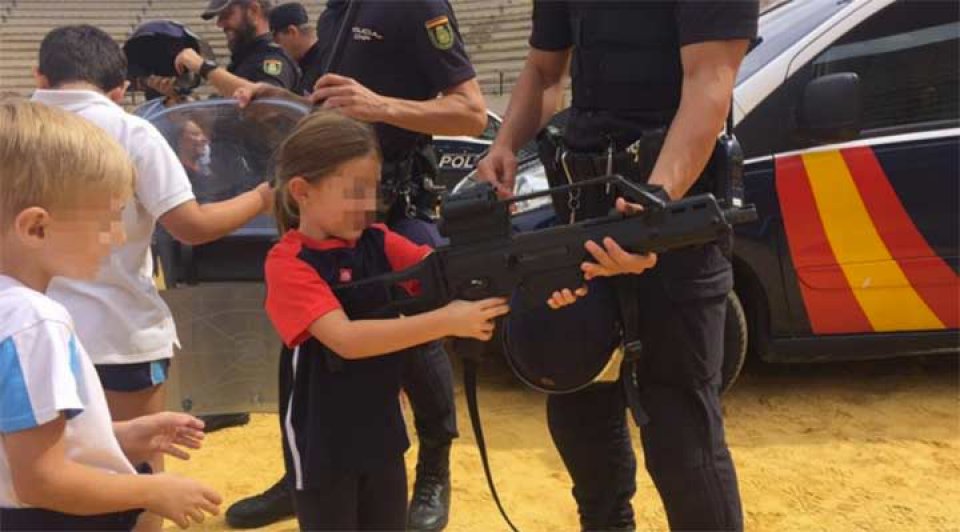 imagen de Puntos de vista, opiniones y tonterías: la polémica de Policía Nacional, niños y armas