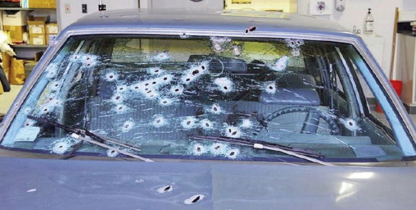 coche tiroteado por balas del calibre 5.7x28