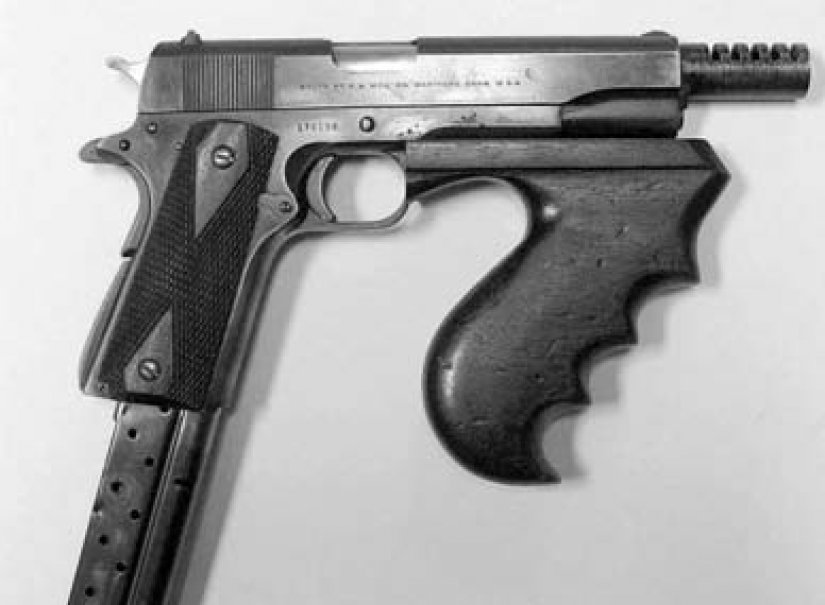 Colt 1911 automática con guardamanos de fusil Thompson