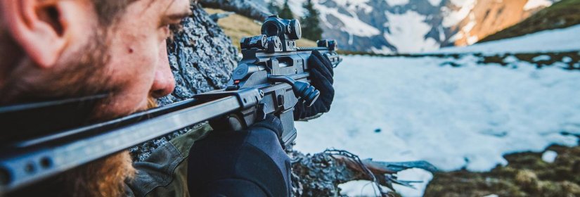 Tirador con rifle CZ 600 Trail 300 blk