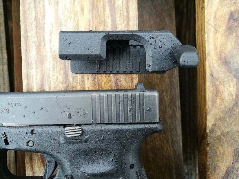 Detalle del capuchón que se inserta en el arma, con corte preparado para una Glock 18
