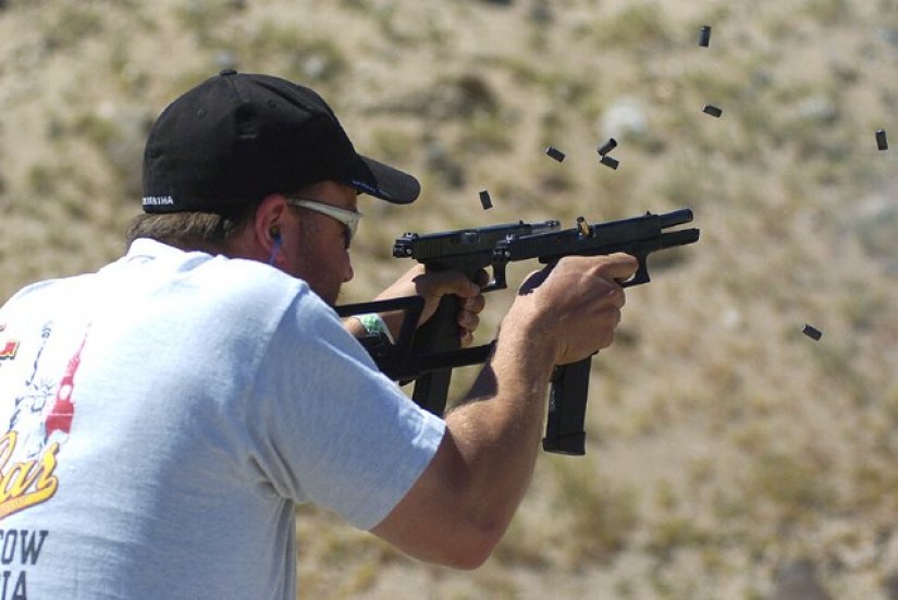 Disparando dos Glock 18 con culatines simultáneamente