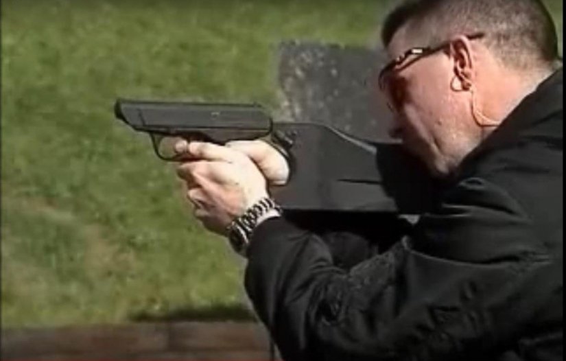 Disparando la HK VP70M con su culatín