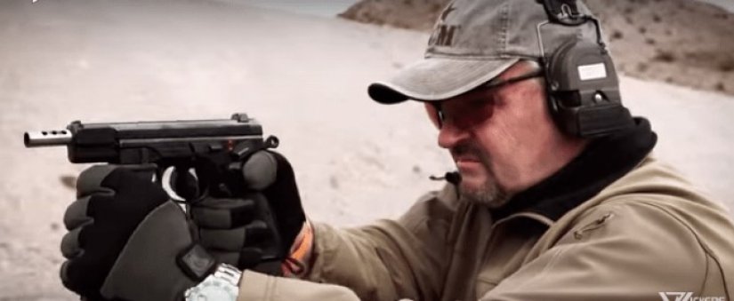 El conocido instructor Larry Vickers disparando una CZ75 Full-auto