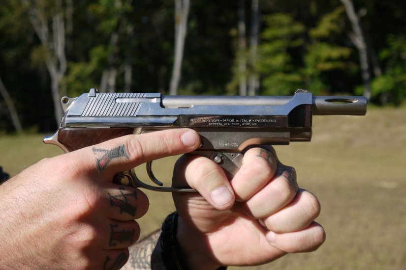 Empuñando la Beretta 93R
