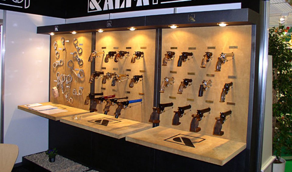 imagen de Feria de Armas IWA 2009: el sector armamentístico bordea la crisis