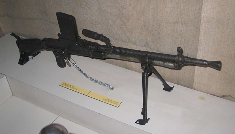 Fusil ametrallador Oviedo.jpg