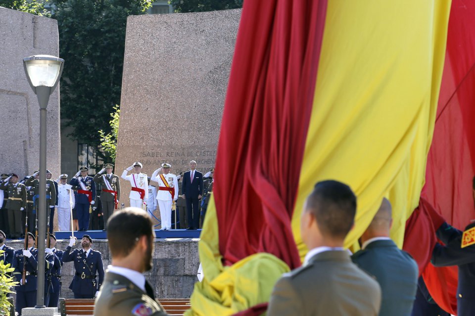 imagen de Izado Solemne de Bandera con motivo del “Día de las Fuerzas Armadas 2015”