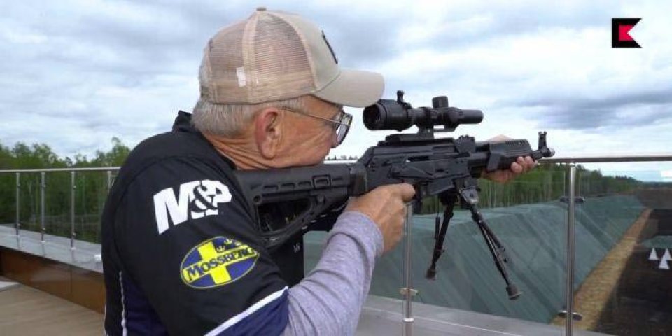 imagen de [Vídeo] Jerry Miculek prueba el fusil AK de corredera KSZ-223 en Rusia