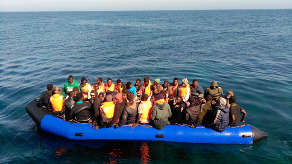 imagen de La Armada auxilia a una patera con 26 inmigrantes en la isla Alborán