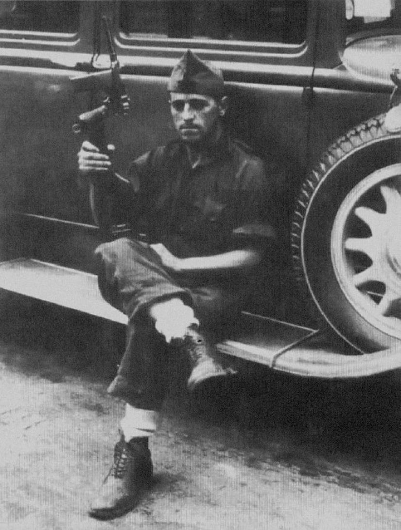 Miliciano durante la Guerra Civil con una BH