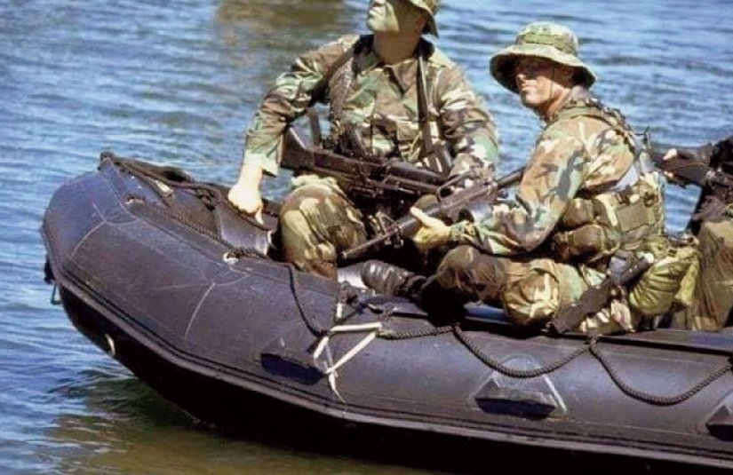 Navy Seals durante uma manobra de barco