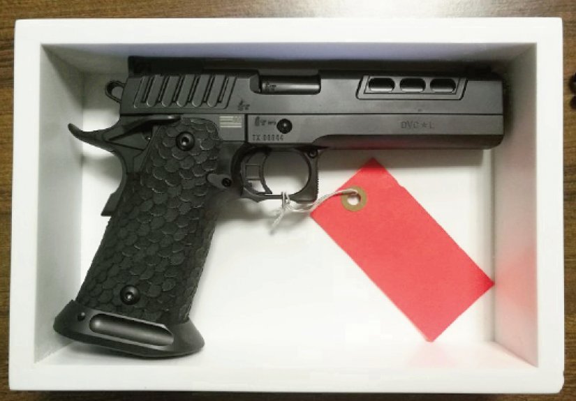 pistola STI DVC en una caja