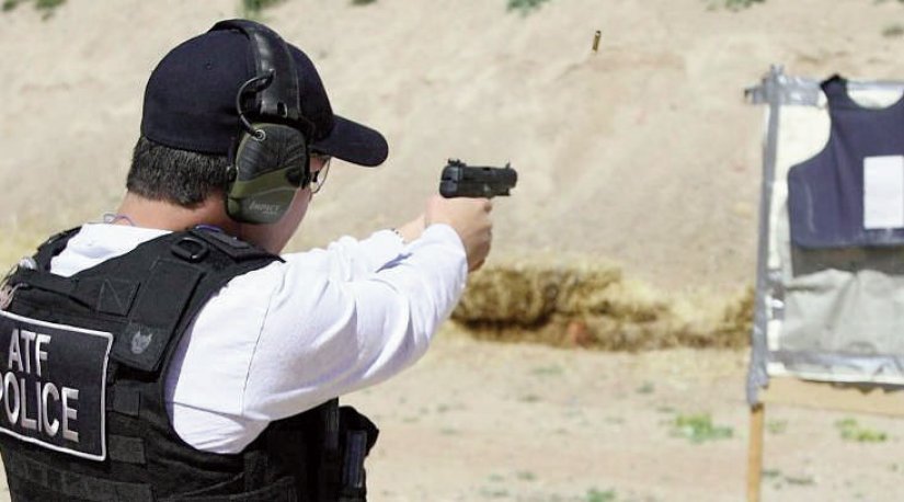 policía disparando calibre 5.7x28