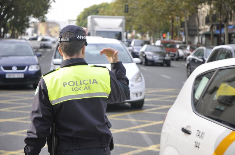 Policía Local de Sevilla dirigiendo el tráfico