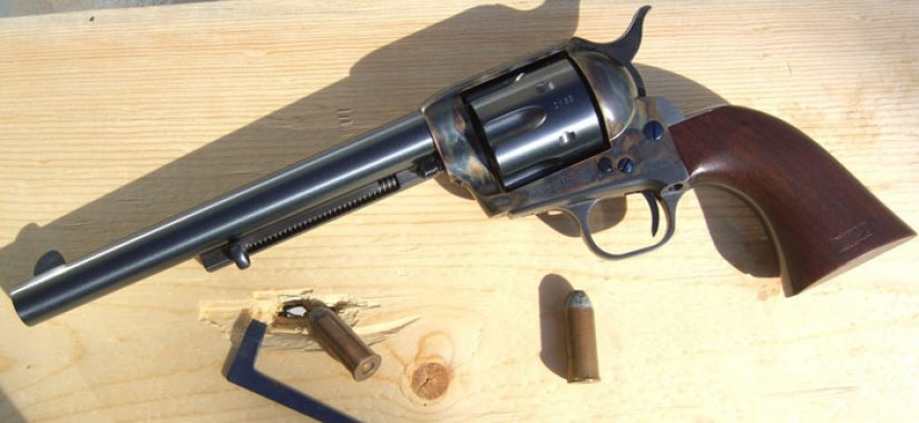 Revólver Colt Single Action Army réplica modelo 7º Caballería