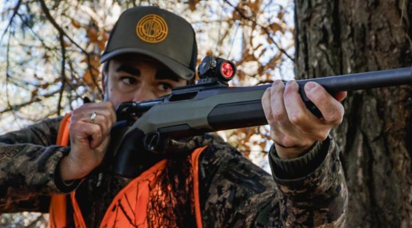 Cazador utilizando un rifle de cerrojo rectilíneo STEYR RMS WILD