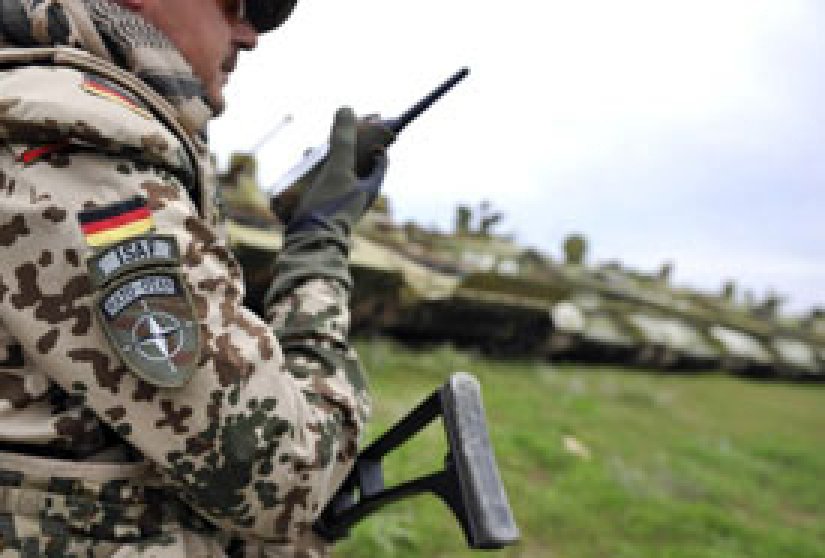 Soldado alemán transmitiendo desde un walkie