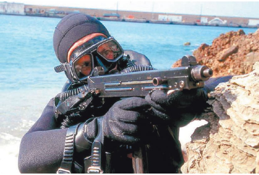 Soldado moderno com metralhadora
