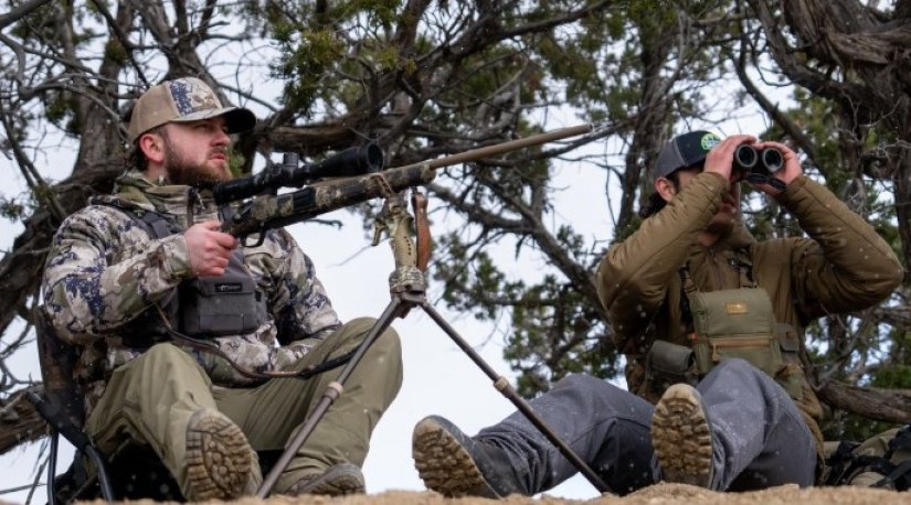 Apoyo de rifle en trípode durante jornada de caza