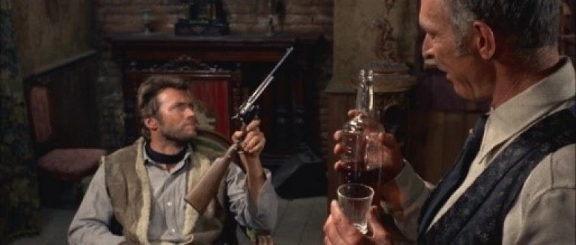 Un fotograma de “La muerte tenía un precio” donde el Colt Army de 12” es protagonista